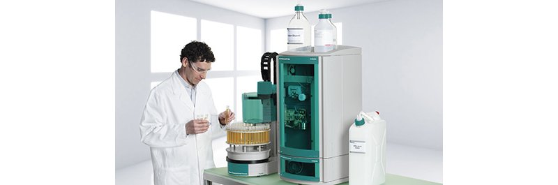 Male lab worker with 940 Professional IC Vario and 858 Professional Sample Processor